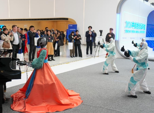 现场直击！机器人“炫技”中关村论坛年会