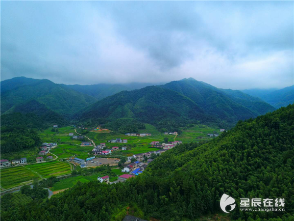 (航拍浏阳张坊镇田溪村,群峰竞秀,屋舍俨然.姜潇潇 摄)