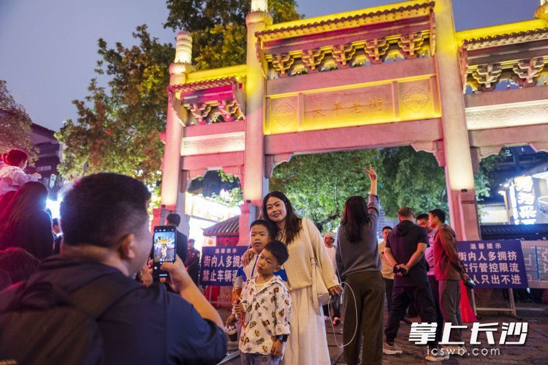 游客们在太平老街街口拍照打卡。均为长沙晚报全媒体记者 郭雨滴 摄
