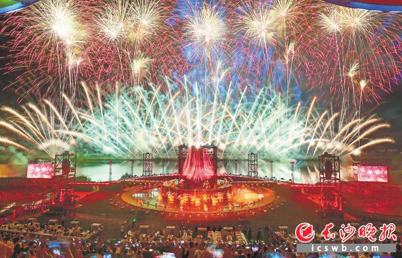 在浏阳天空剧院,“焰遇浏阳河”融合人、声、光、电、影、景、剧、焰的全景情境表演,为观众献上“此景只应浏阳有”的视觉盛宴。长沙晚报全媒体记者 邹麟 通讯员 彭红霞 摄影报道